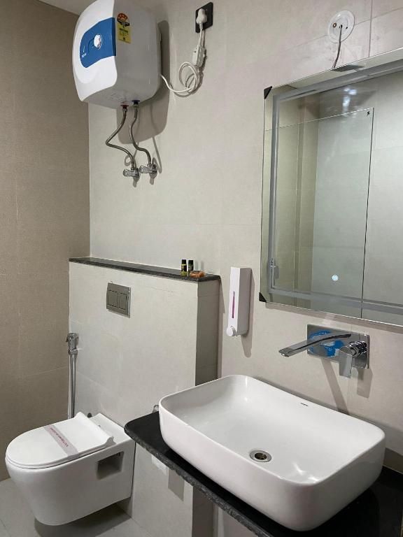 Emerald Suites Deluxe Room 7