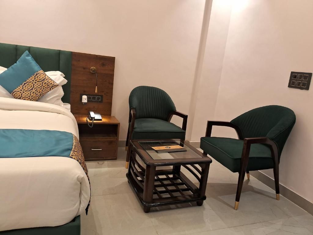 Emerald Suites Deluxe Room 10