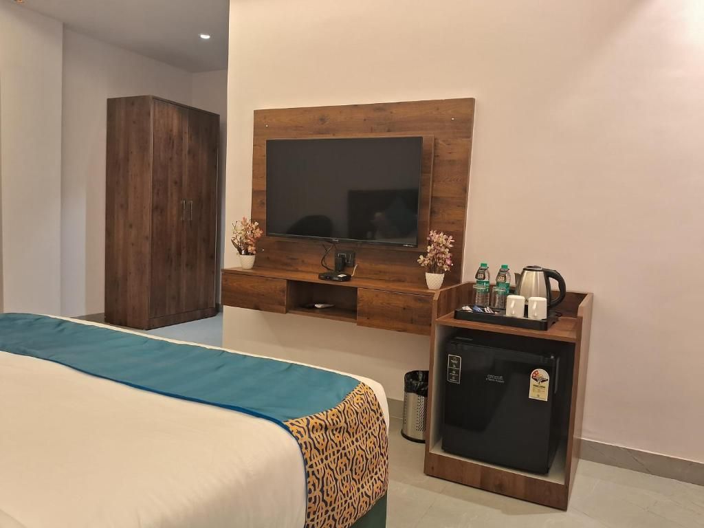 Emerald Suites Deluxe Room 9