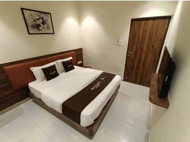 Hotel Moon Lite Marve Deluxe AC Room 5