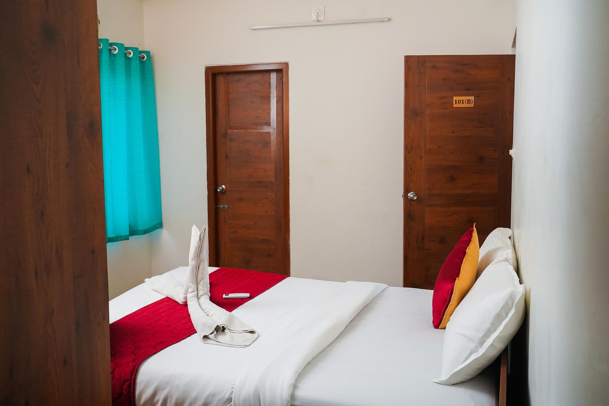 FAMILY SUITE 2BHK BED ROOM