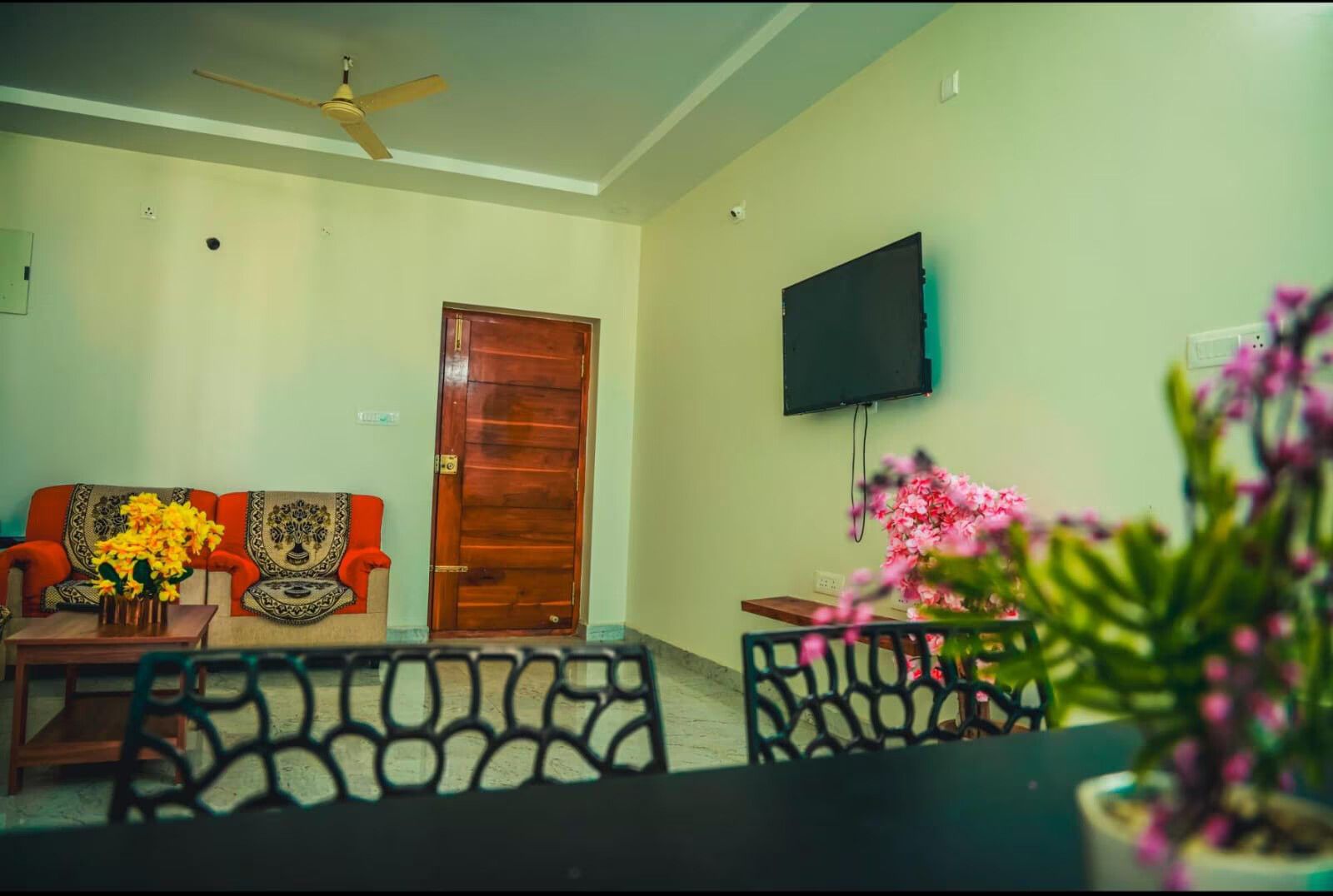 FAMILY SUITE 2BHK BED ROOM