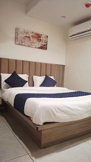 Hotel Velvet Park Deluxe Double Bed 2