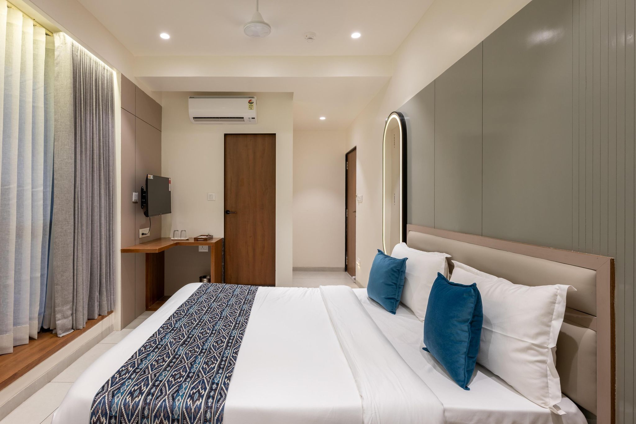 The Zuree Hotel Deluxe AC Room