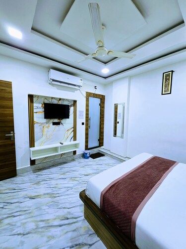 Hotel Aarav Grand Super Deluxe Room 4