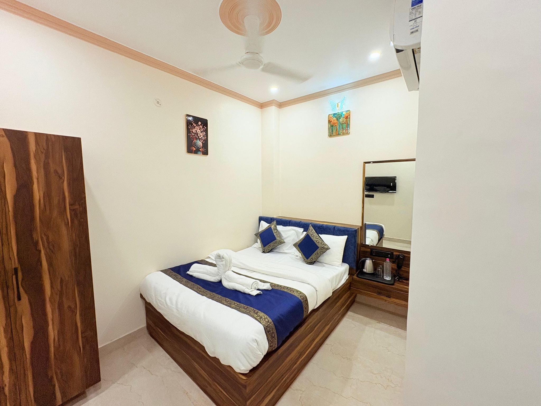 The Kashi Elegance 2Min Walk to Kal Bhairav Temple Varanasi Mini Deluxe Room with Separate Bathroom 4
