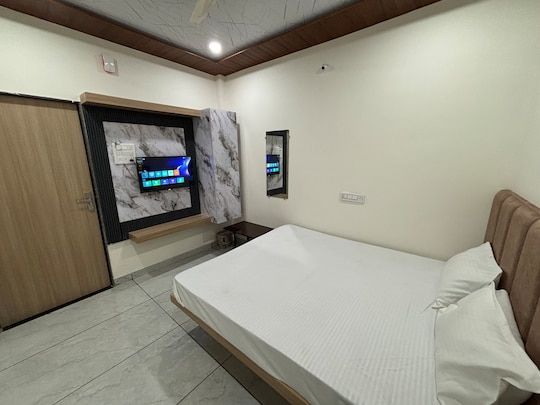 Hotel Shivay Palace Ujjain Deluxe AC Room 3