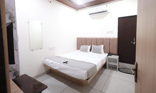 Hotel Shivay Palace Ujjain Deluxe AC Room 2