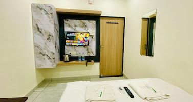 Hotel Shivay Palace Ujjain Deluxe AC Room 4