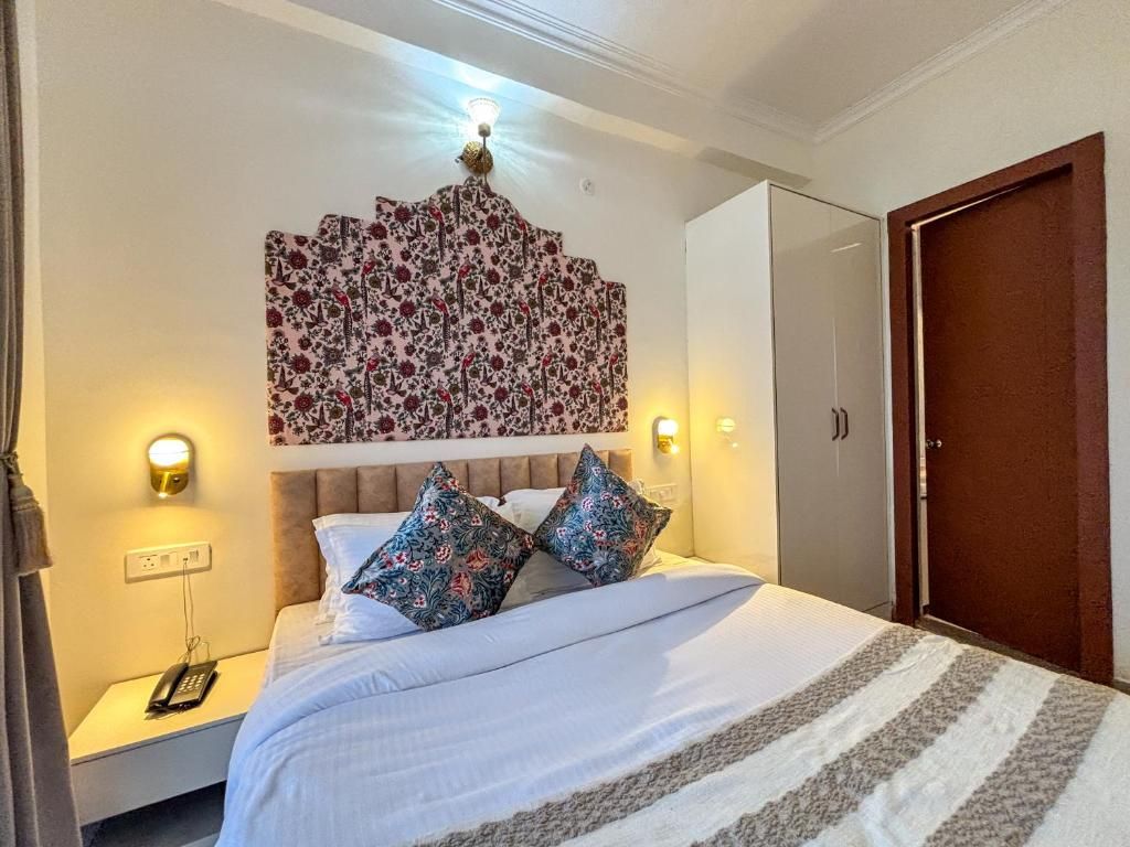 The Neeraj Ganga Rajmahal Wellness Dream Standard Room 4