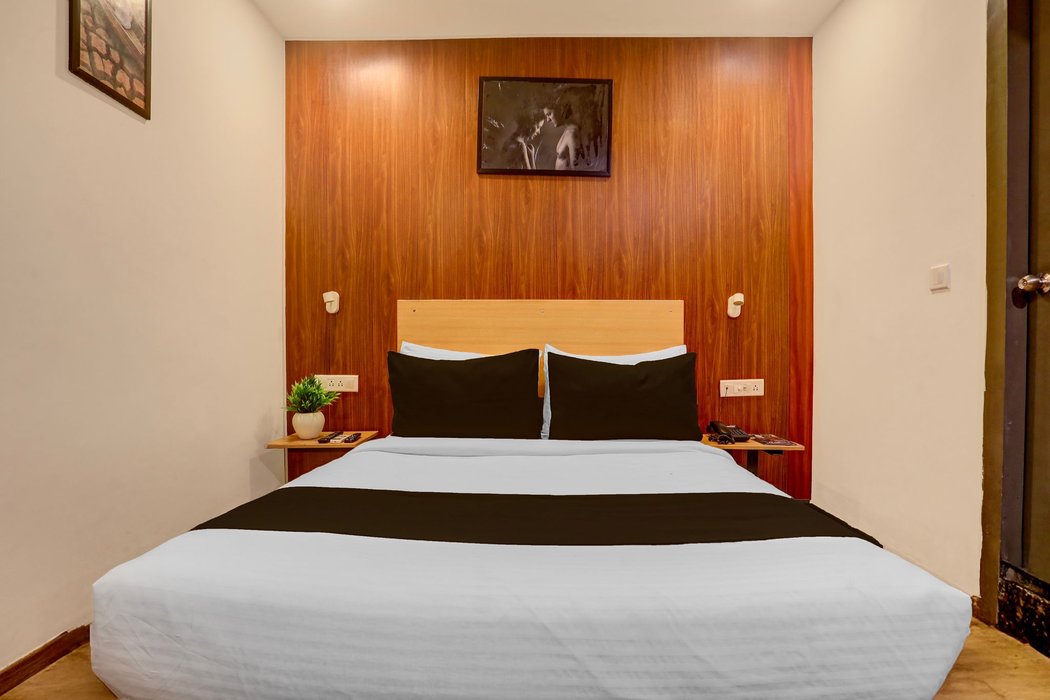 Super Townhouse Mumfordganj Fountain Crossing Formerly APS Inn CLASSIC 14