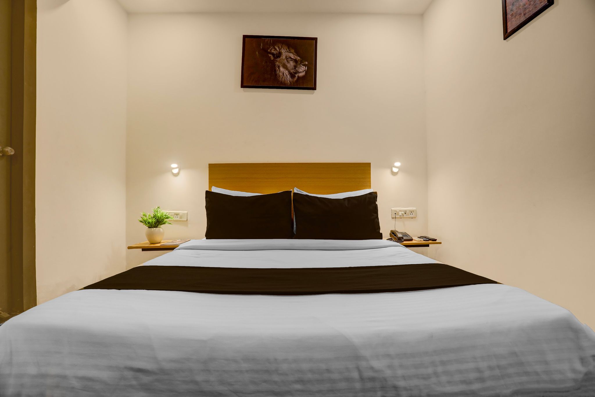 Super Townhouse Mumfordganj Fountain Crossing Formerly APS Inn CLASSIC 9