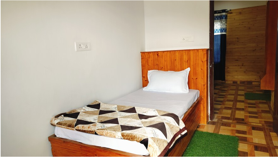 Deluxe Triple Bed With Privacy