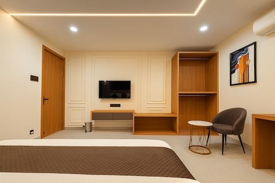 Hotel Rajshree Suites Premier Room with Bathub 3