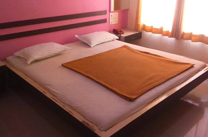 Deluxe Double Bed AC Room