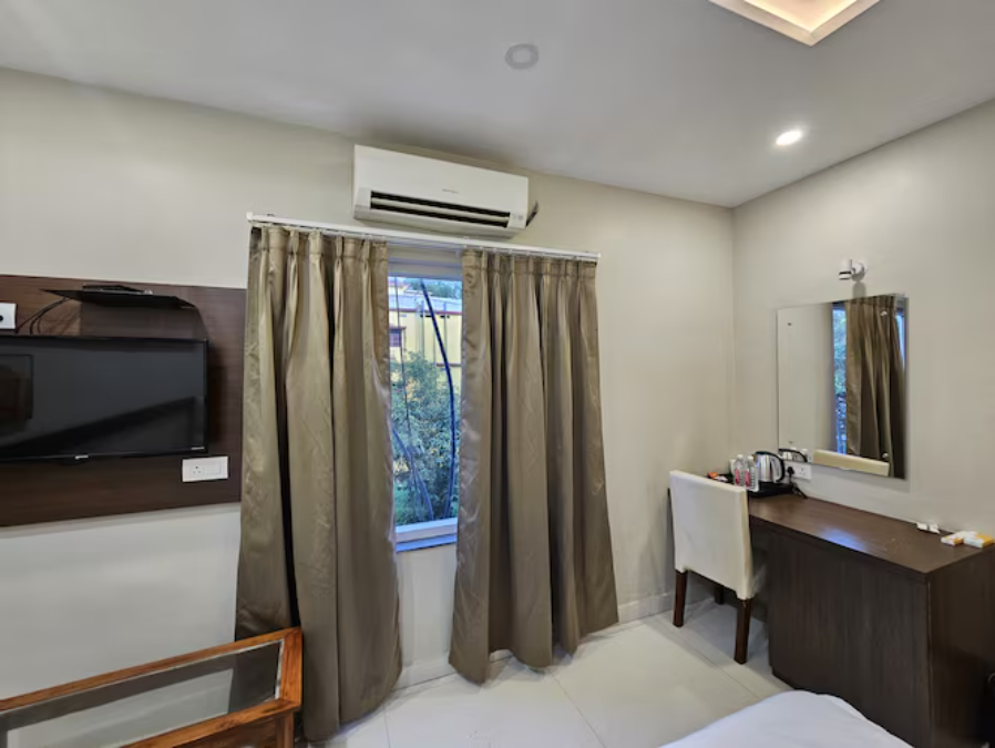 HOTEL CROWN VISTA Deluxe Room Double Occupancy 6
