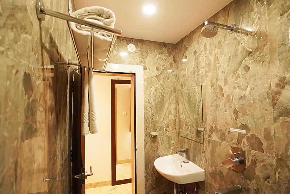 Hotel Ekta International DELUXE ROOM DOUBLE (KING BED) 5