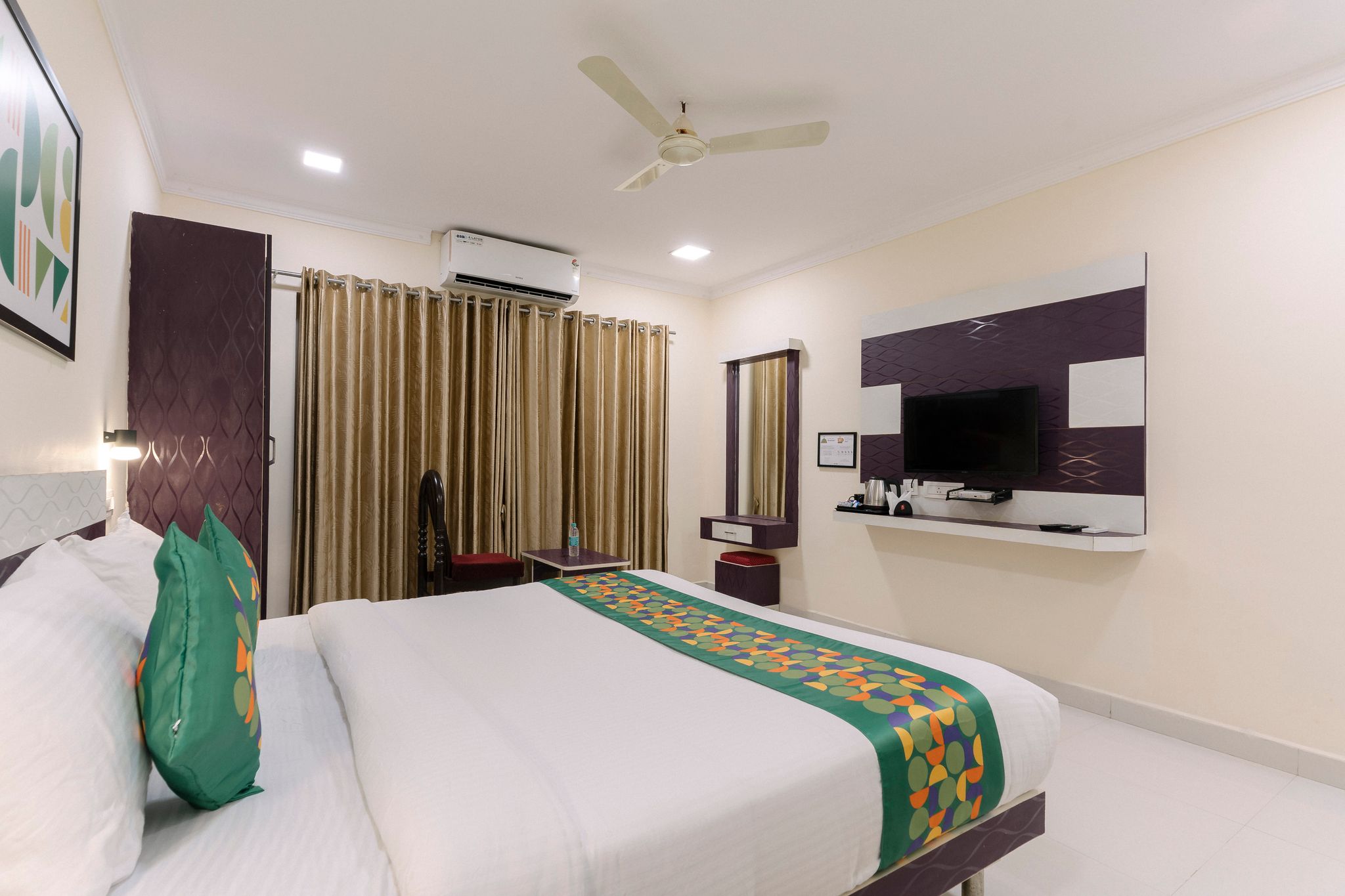 Treebo SNS Grand Inn Deluxe Room 4