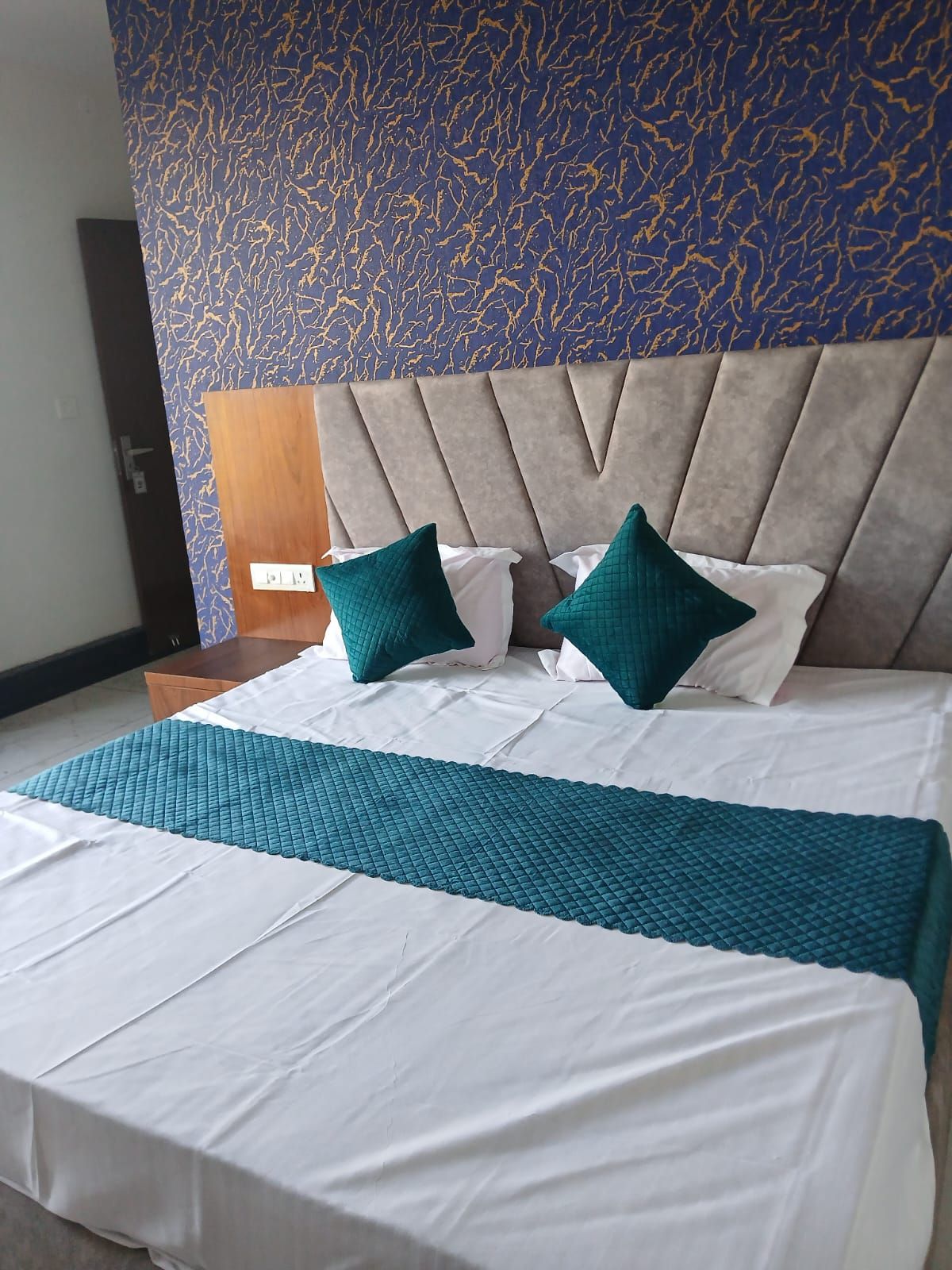 Aarav Hotel Deluxe Room With Hill View 3
