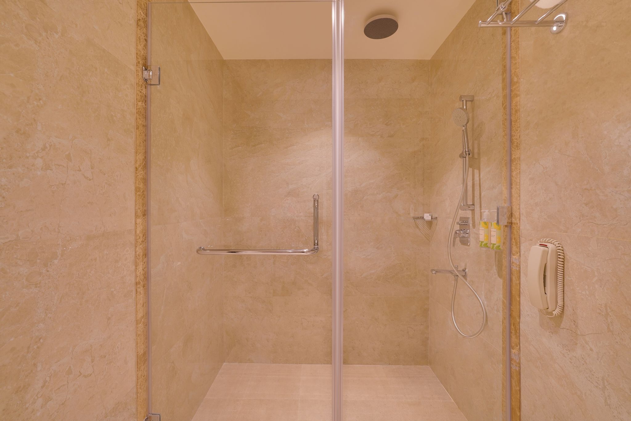 Lemon Tree Premier, Thiruvananthapuram Deluxe Double Room  7