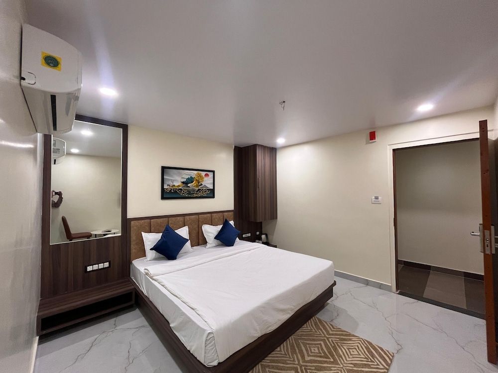 Hotel Soumya Sarovar EXECUTIVE DOUBLE BED ROOM