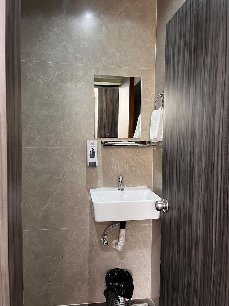 Hotel Soumya Sarovar DELUXE DOUBLE ROOM 5