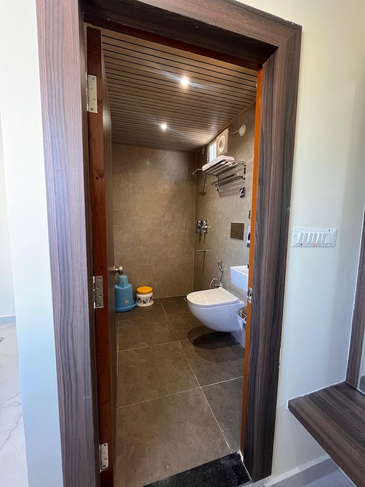 Hotel Soumya Sarovar DELUXE DOUBLE ROOM 4