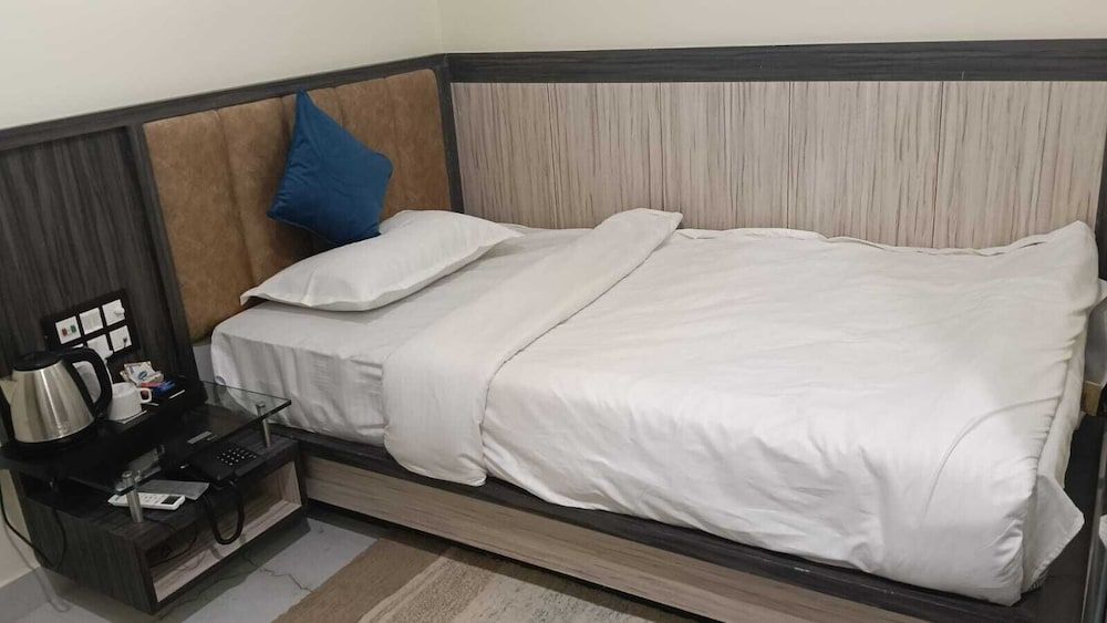 Hotel Soumya Sarovar DELUXE DOUBLE ROOM 2