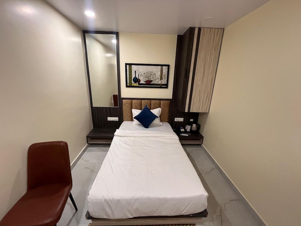 Hotel Soumya Sarovar DELUXE DOUBLE ROOM 3