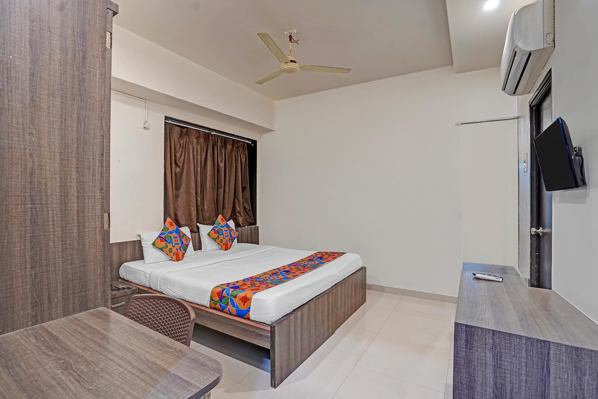 FabExpress Royal Inn I Deluxe Room 3