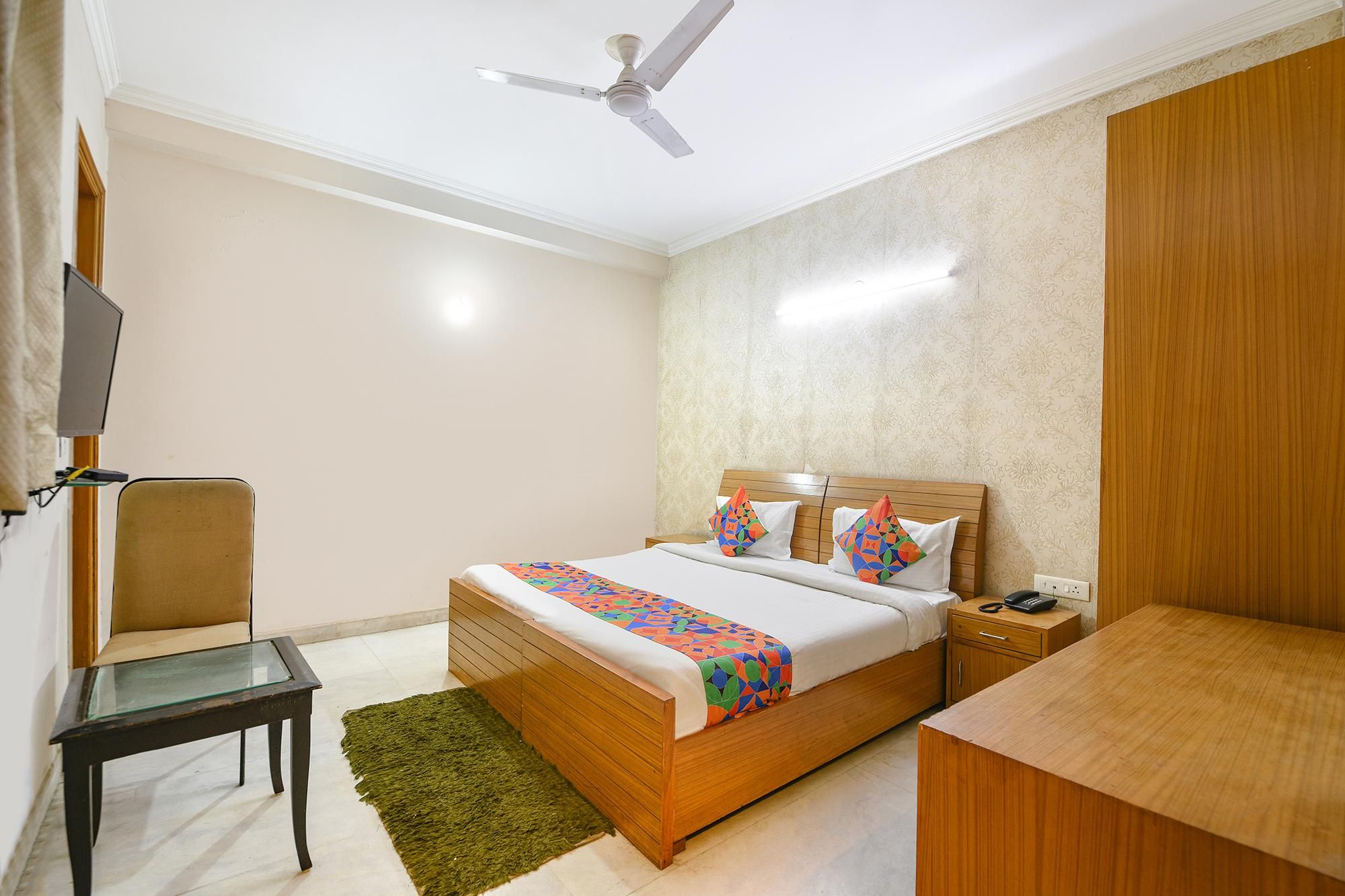 FabHotel Vagmi- 900m from Sikanderpur Metro Station Deluxe Room 2