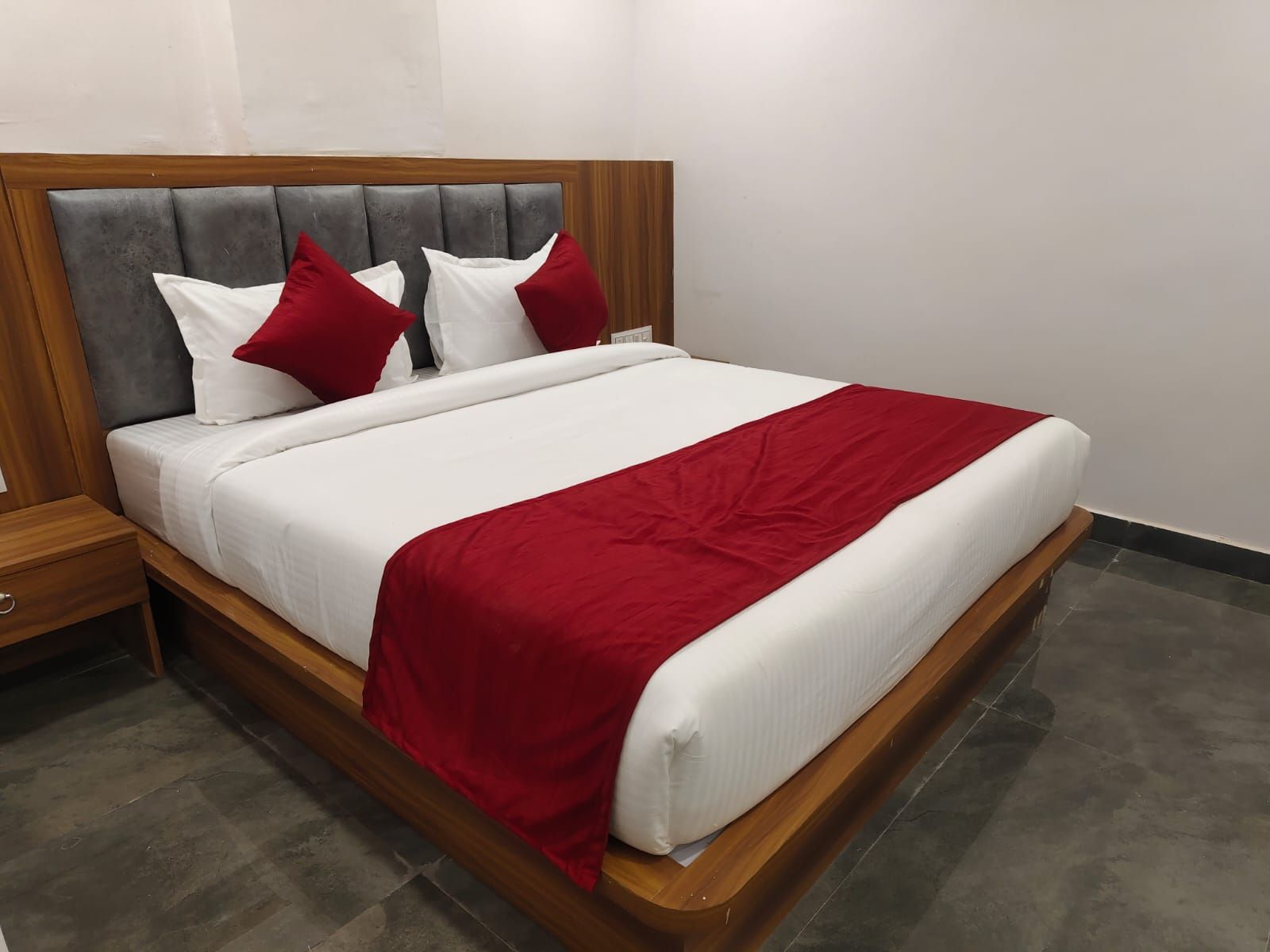 Hotel MARUTI R, Bopal Ambli Deluxe Room