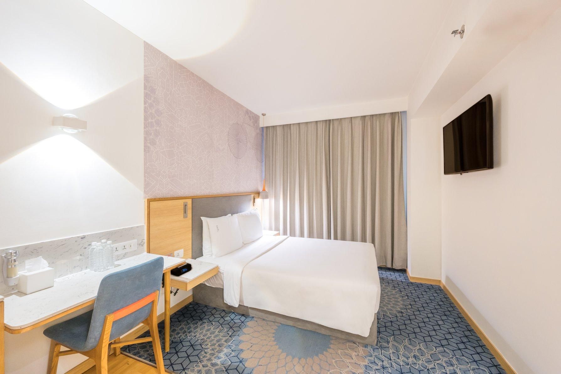 1 Queen Standard Accessible