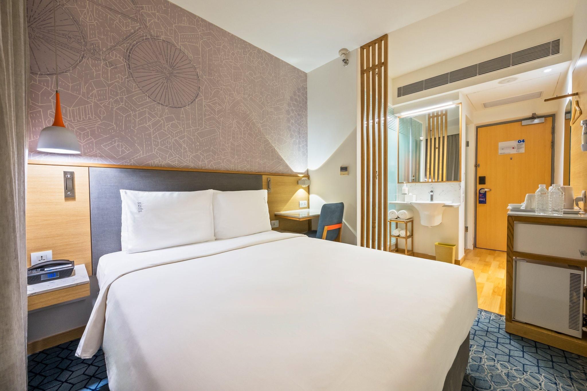 1 Queen Standard Top Floor