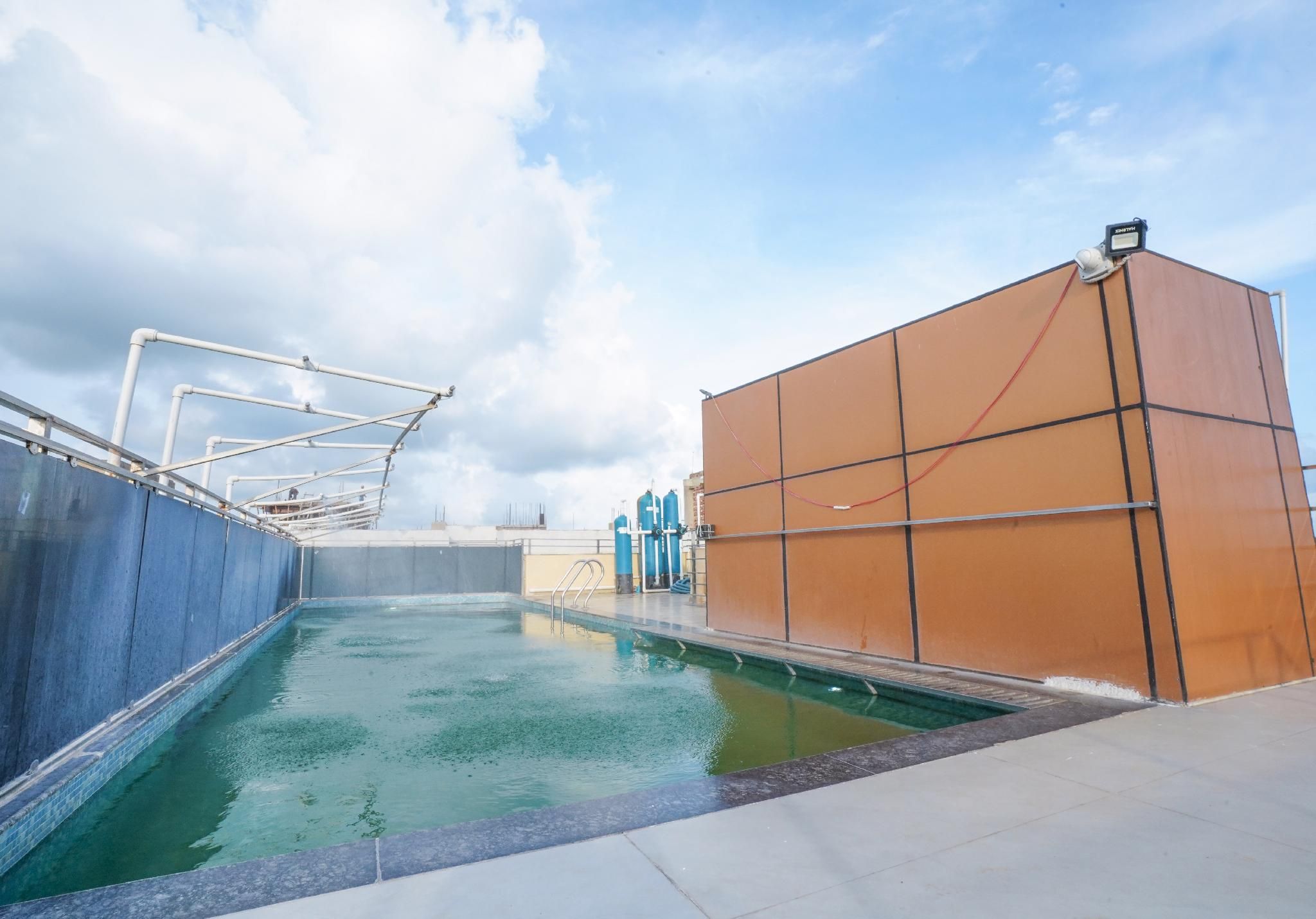 Swimming pool [outdoor]