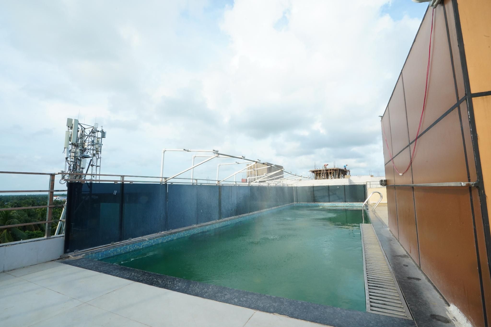 Swimming pool [outdoor]