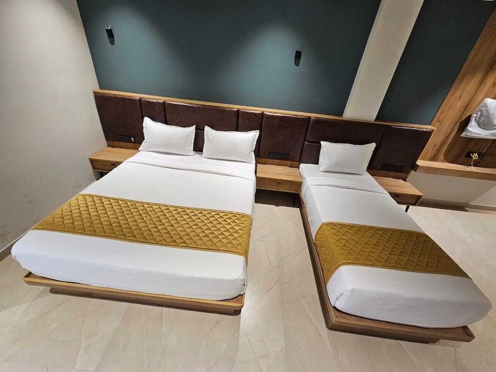 Hotel Beverly Plaza Kozhikode Deluxe Room, City View 6