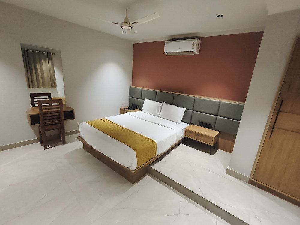 Hotel Beverly Plaza Kozhikode Deluxe Room, City View 5