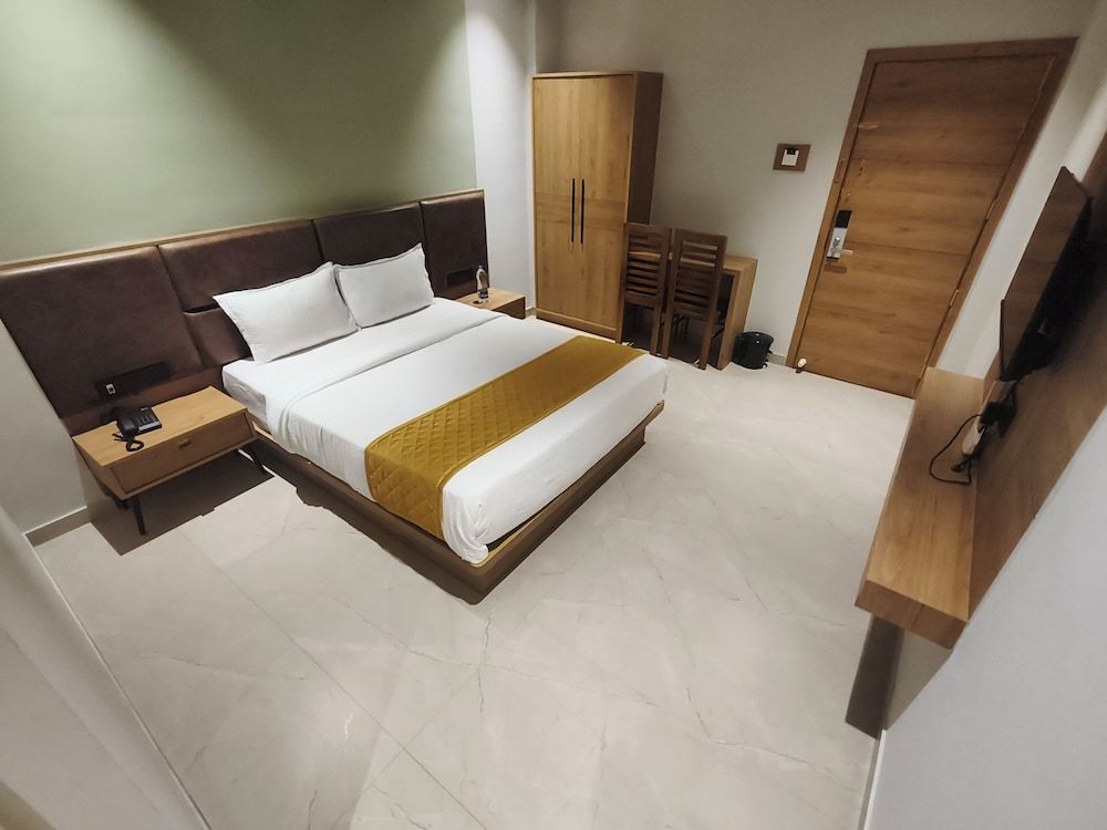 Hotel Beverly Plaza Kozhikode Deluxe Room, City View 18