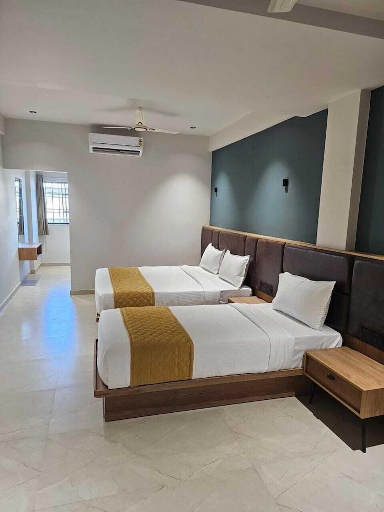 Hotel Beverly Plaza Kozhikode Deluxe Room, City View 9