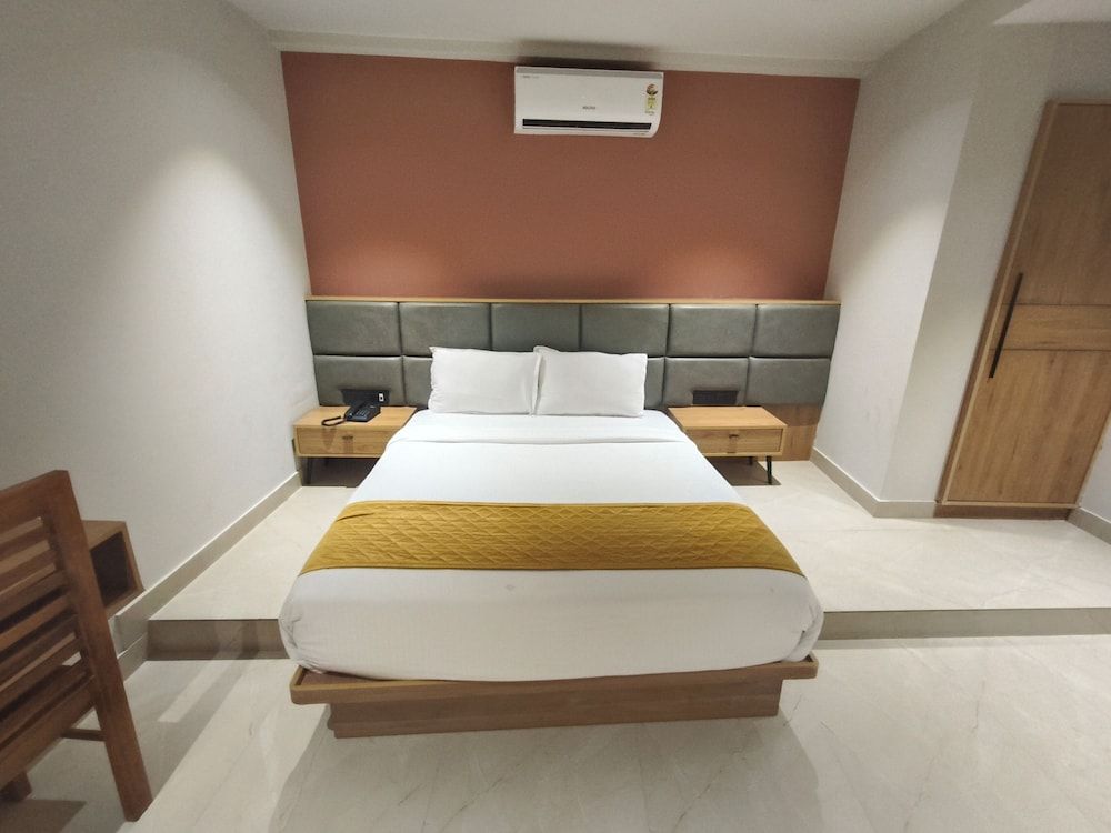Hotel Beverly Plaza Kozhikode Deluxe Room, City View 10