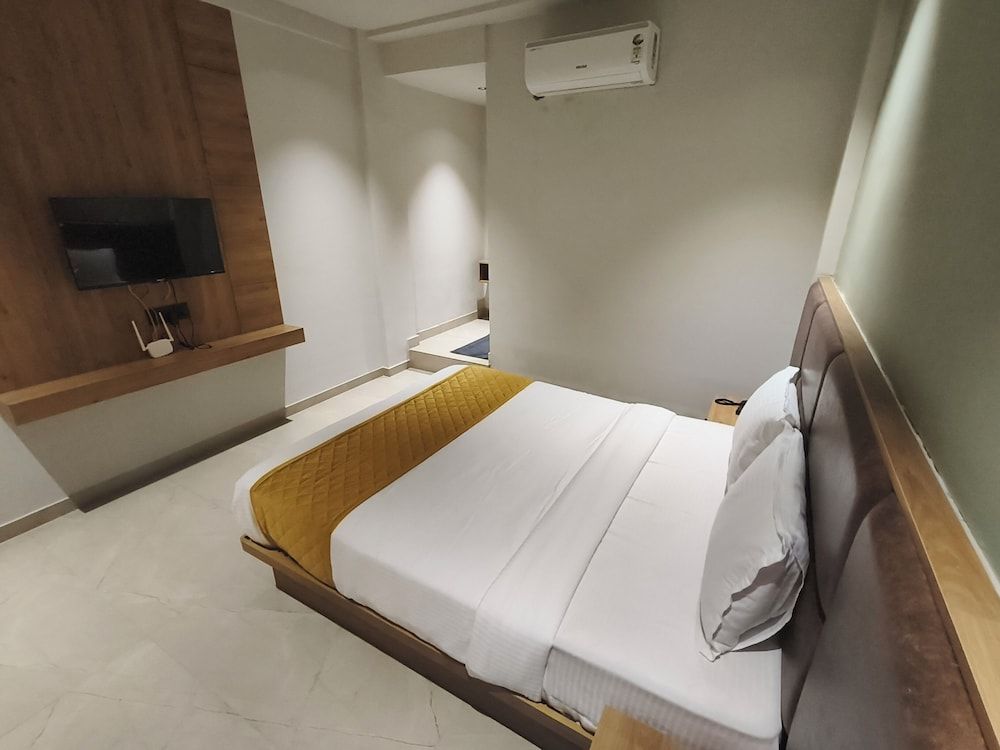 Hotel Beverly Plaza Kozhikode Deluxe Room, City View 19