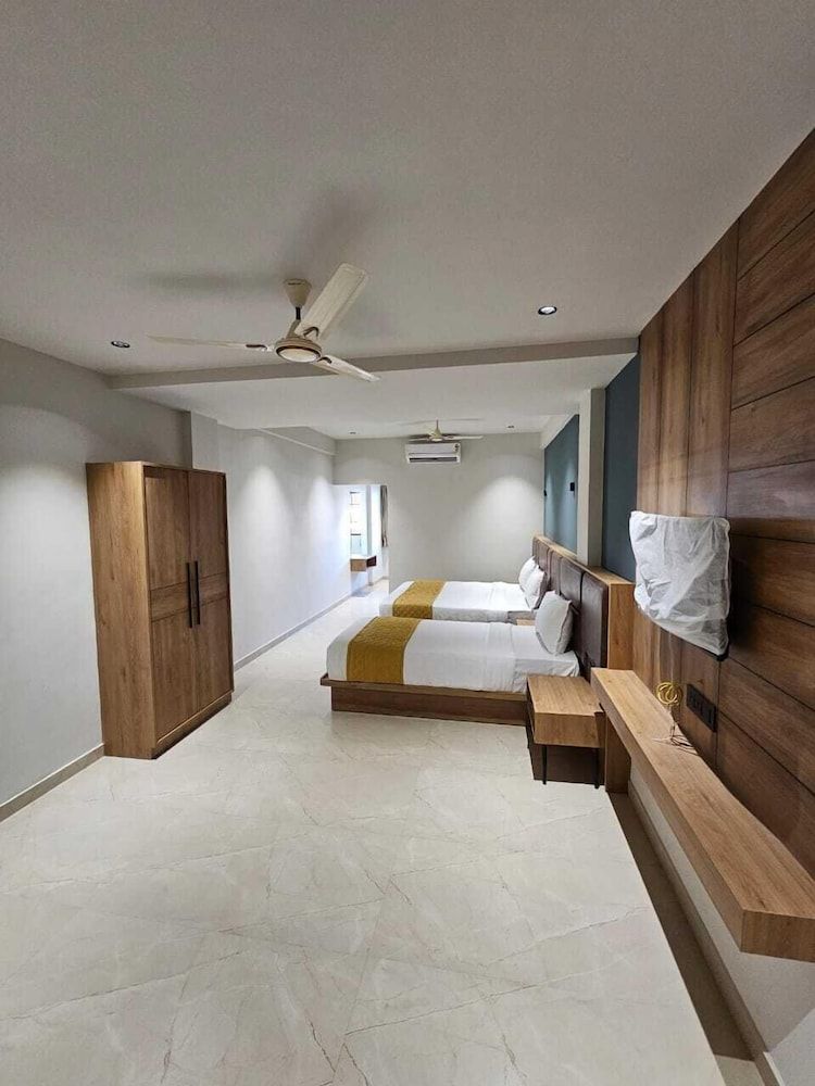 Hotel Beverly Plaza Kozhikode Deluxe Room, City View 8