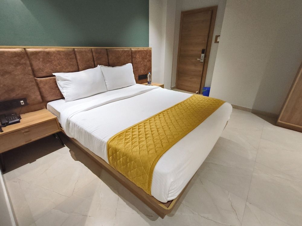 Hotel Beverly Plaza Kozhikode Deluxe Room, City View 16