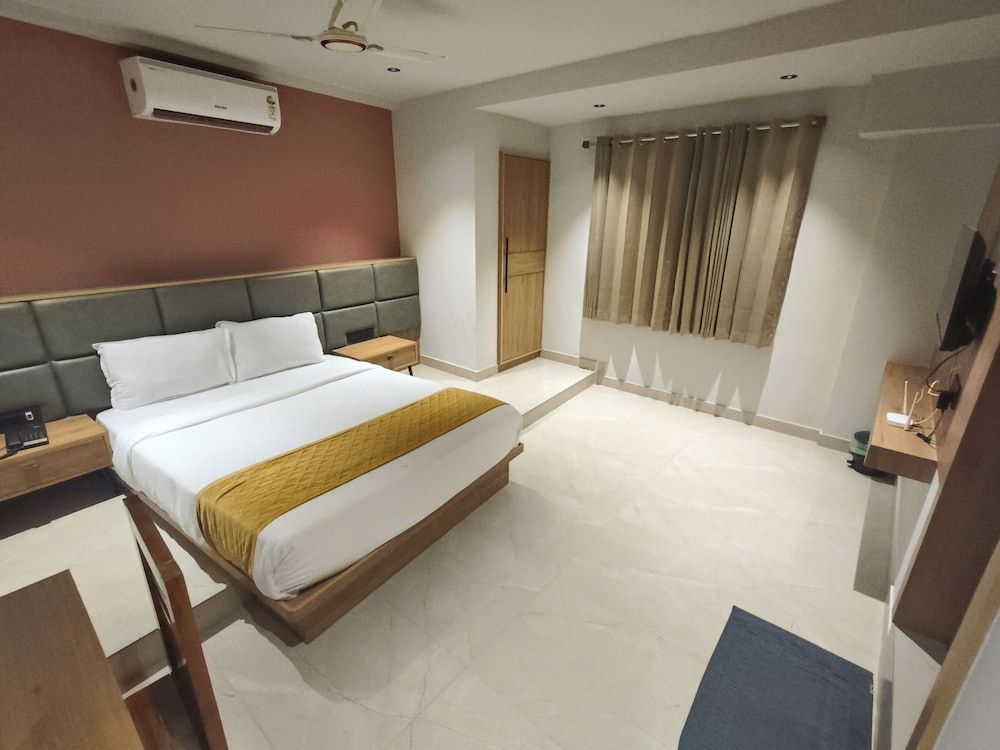 Hotel Beverly Plaza Kozhikode Deluxe Room, City View 22