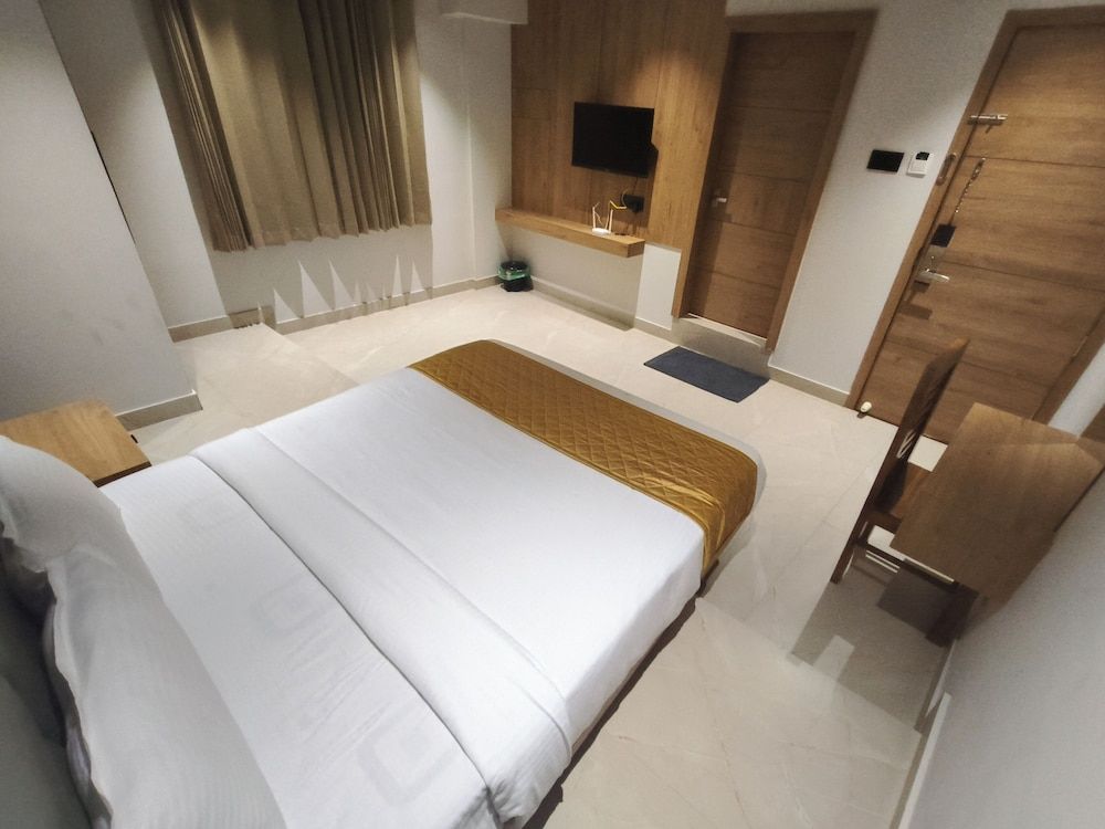 Hotel Beverly Plaza Kozhikode Deluxe Room, City View 24