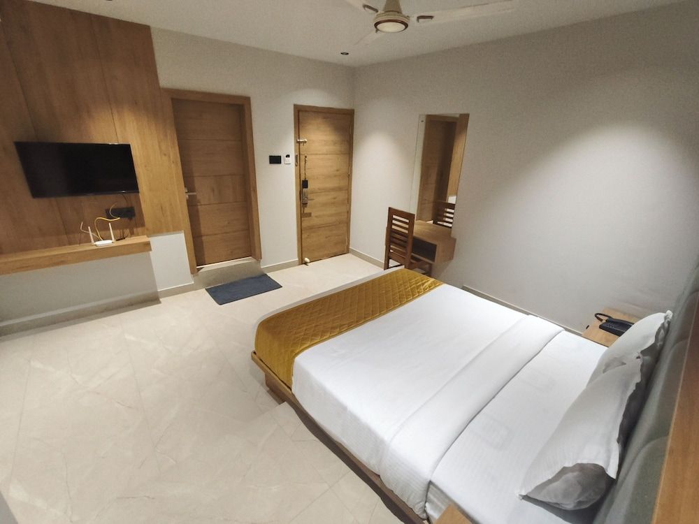 Hotel Beverly Plaza Kozhikode Deluxe Room, City View 20