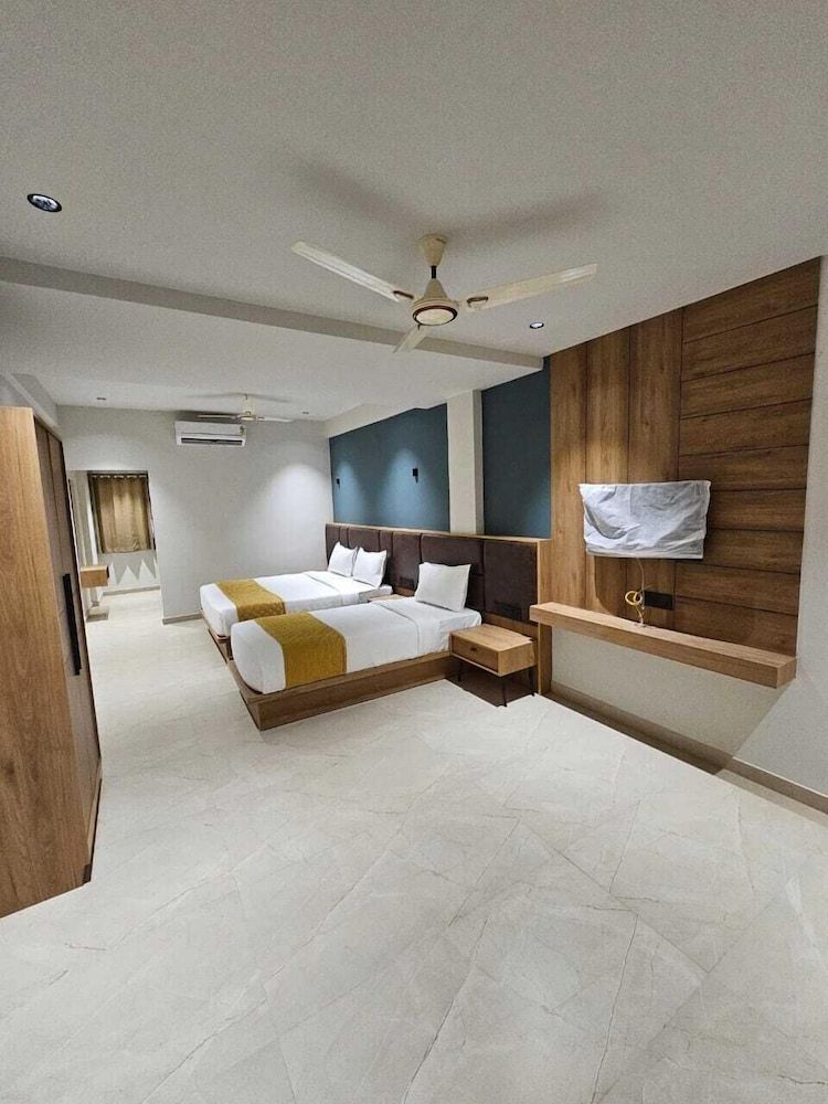 Hotel Beverly Plaza Kozhikode Deluxe Room, City View 12