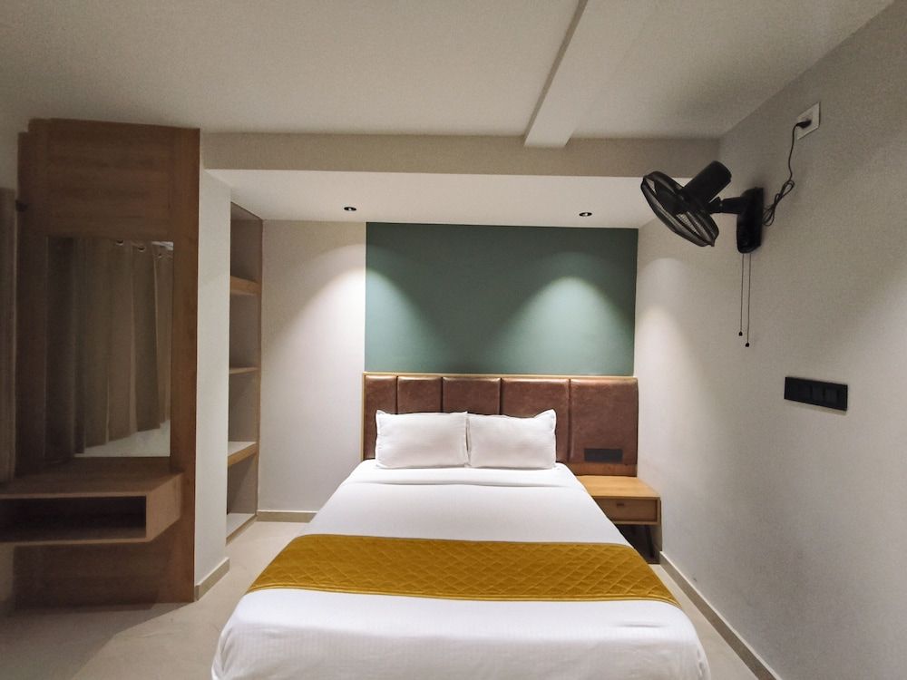 Hotel Beverly Plaza Kozhikode Deluxe Room, City View 21