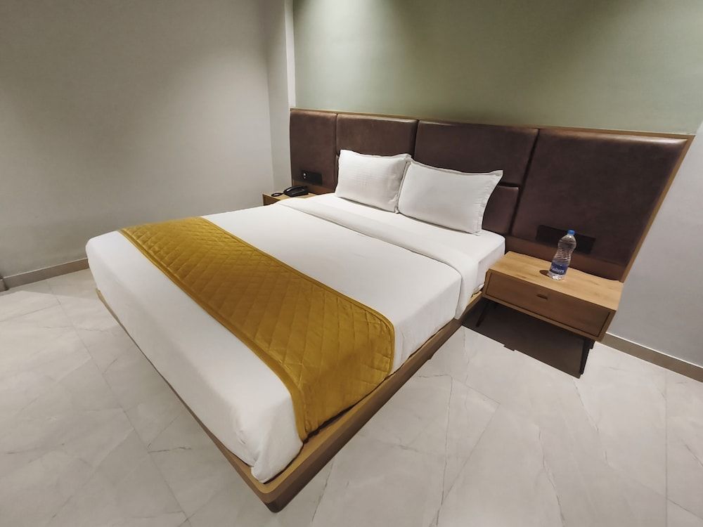 Hotel Beverly Plaza Kozhikode Deluxe Room, City View 11